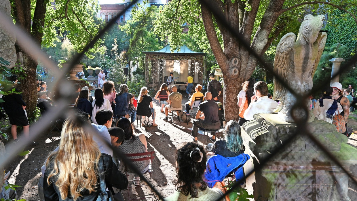 „You Won’t Survive On Your Own“: Am Wochenende kommen wegen der Konzerte besonders viele Menschen in den Elizabeth Street Garden in Manhattan.