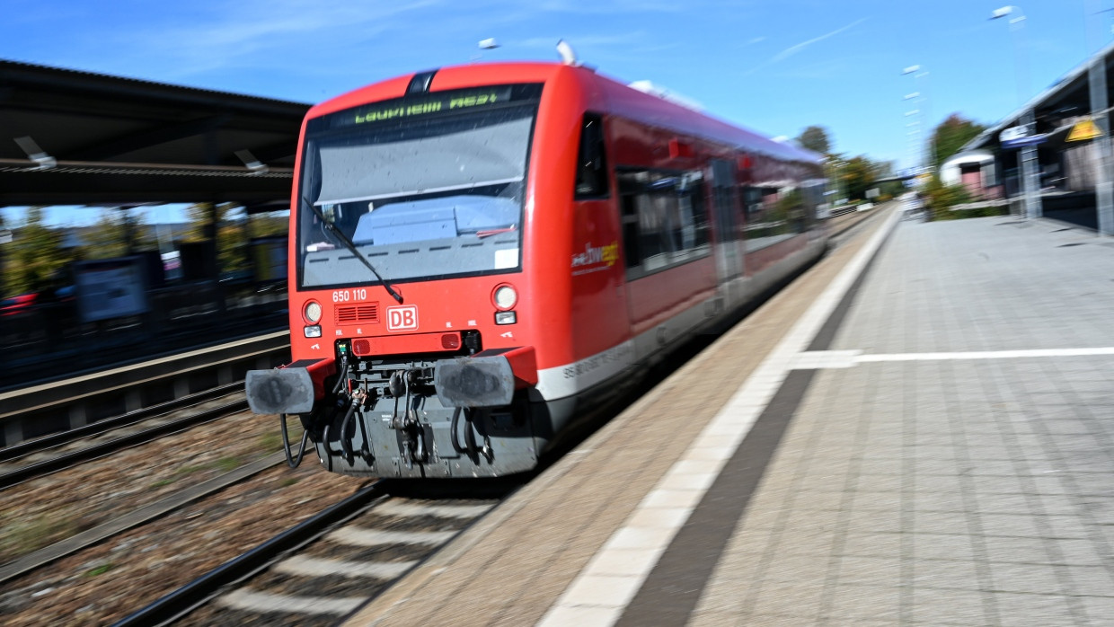 Im Saarland ist am Dienstagabend eine Regionalbahn gegen einen Felsbrocken gefahren und entgleist (Symbolbild).