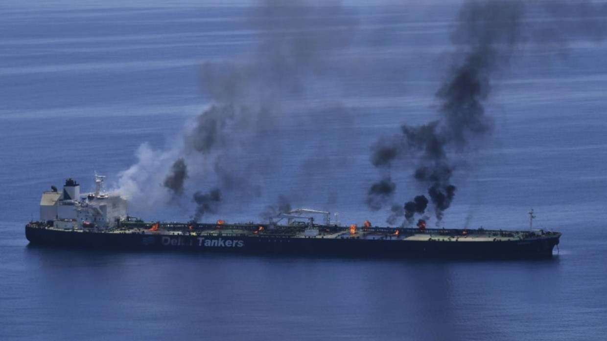 Ein von den Huthi im Roten Meer angegriffener griechischer Tanker auf einem Bild aus dem August