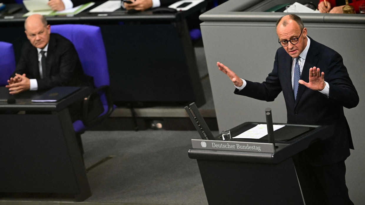 Treffen bei ARD, ZDF und RTL im „TV Duell“ aufeinander: Olaf Scholz und Friedrich Merz, hier bei der Debatte zur Vertrauensfrage im Bundestag.