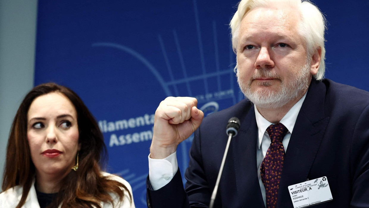 Nachdenklich und kämpferisch: Julian Assange und seine Frau Stella Assange am Dienstag vor dem Europarat in Straßburg