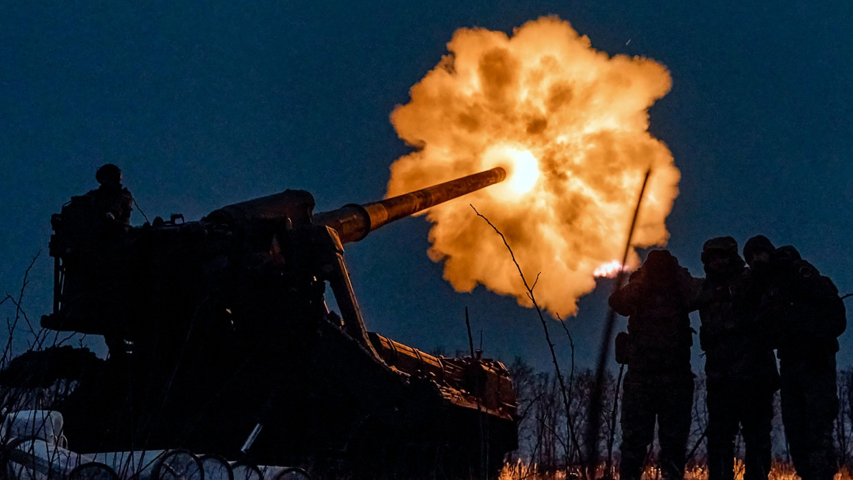 Ukrainische Soldaten feuern eine Pion (M-1975) Kanonenhaubitze auf russische Stellungen in der Nähe von Bachmut im Dezember 2022.