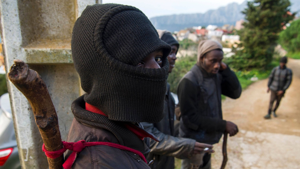 Flüchtlinge bereiten sich nahe der marokkanischen Stadt Fnidek darauf vor, den Grenzzaun zur spanischen Exklave Ceuta zu stürmen.