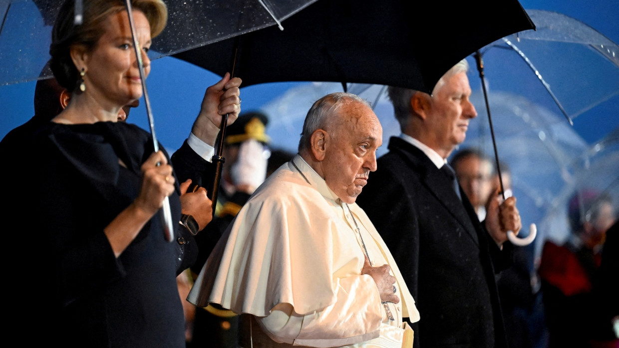 Papst Franziskus beim Empfang durch König Philipp in Belgien