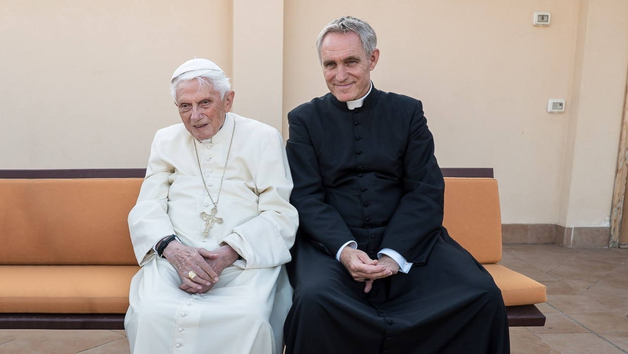 Im Klatschbetrieb des Vatikans: Der emeritierte Papst Benedikt XVI. und sein Privatsekretär Georg Gänswein auf einer Aufnahme vom 3. September 2019