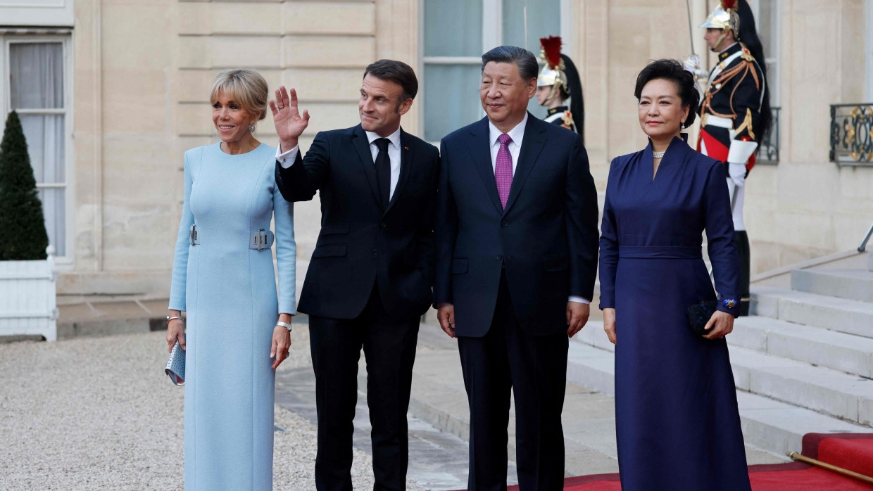 Frankreichs Präsident Emmanuel Macron mit seiner Ehefrau Brigitte Macron empfängt Chinas Präsident Xi Jinping und dessen Ehefrau Peng Liyuang in Paris.