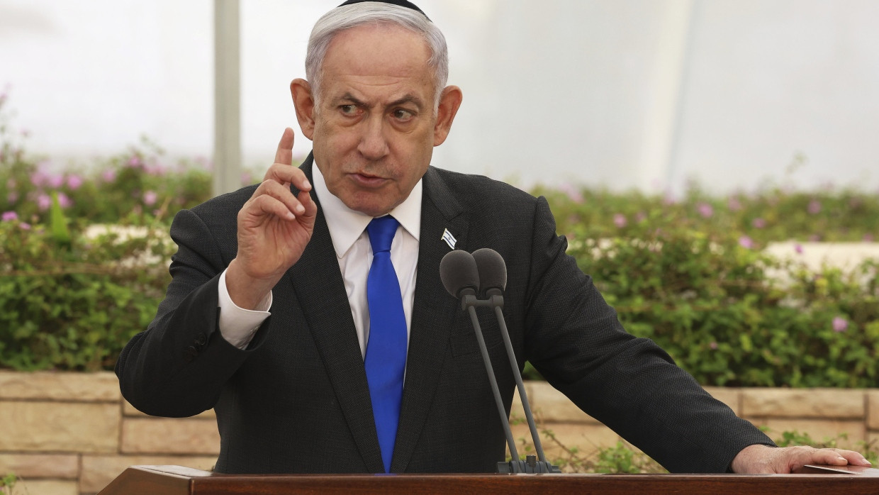 Der israelische Premierminister Benjamin Netanjahu spricht bei einer Zeremonie auf dem Nahalat-Yitshak-Friedhof in Tel Aviv.