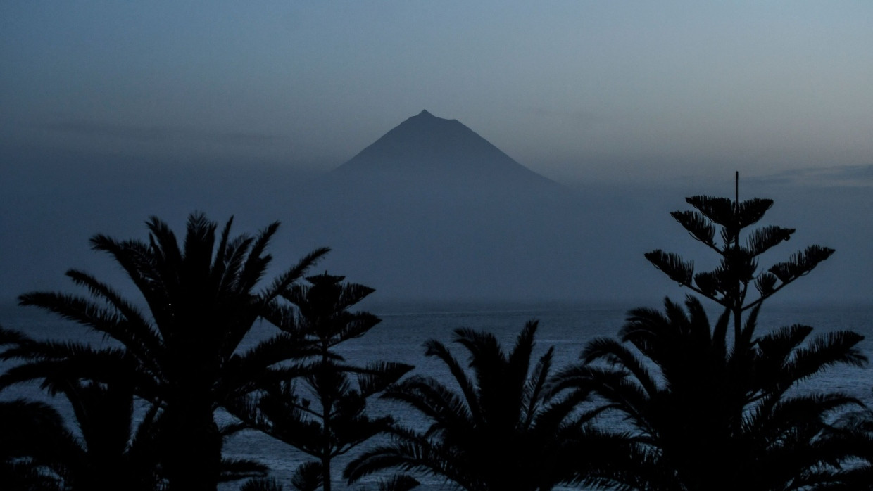 Blick auf die Ilha do Pico von der Nachbarinsel Sao Jorge aus