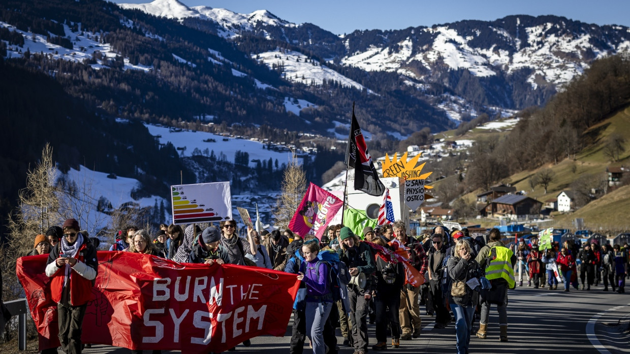 Demonstranten am Wochenende vor Beginn des Weltwirtschaftsforums auf dem Weg nach Davos