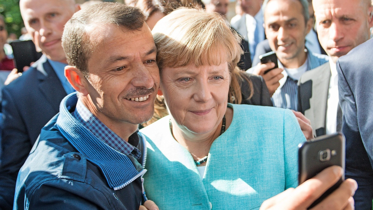 „Wir schaffen das“: Selfie mit einem Geflüchteten, September 2015