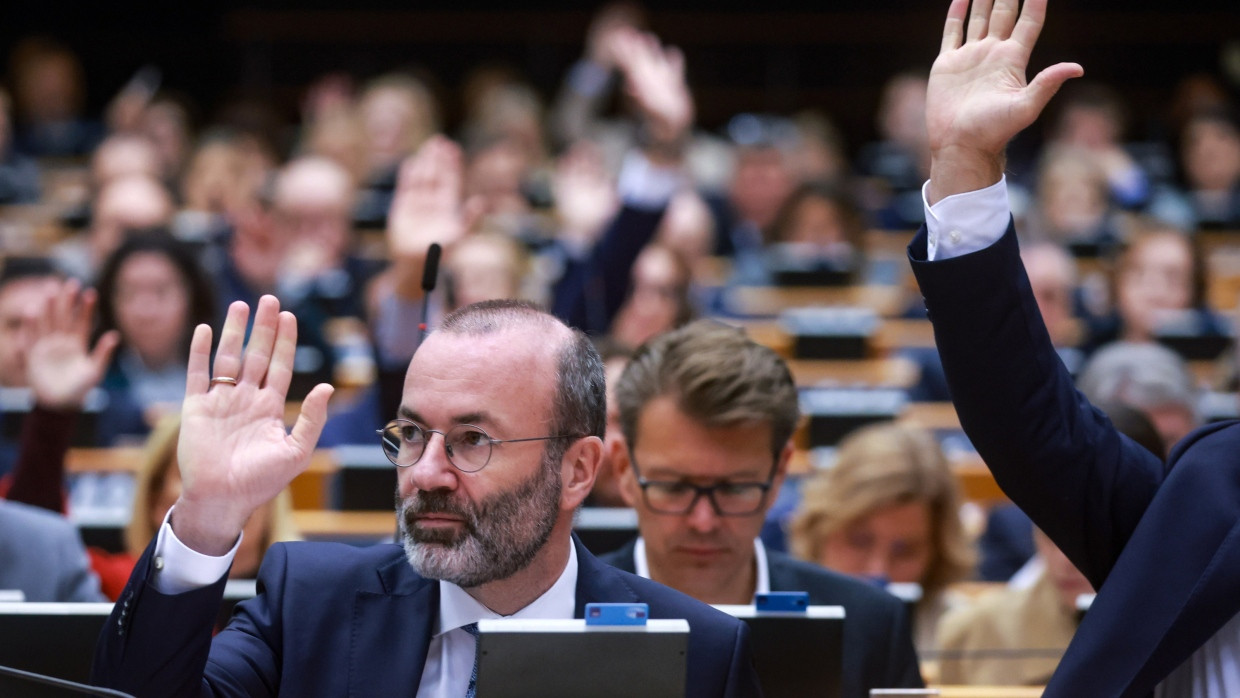 Hat nach eigener Lesart erreicht, künftig mit Giorgia Meloni zusammenarbeiten zu dürfen: Manfred Weber von der EVP, hier am 14. November im EU-Parlament in Brüssel