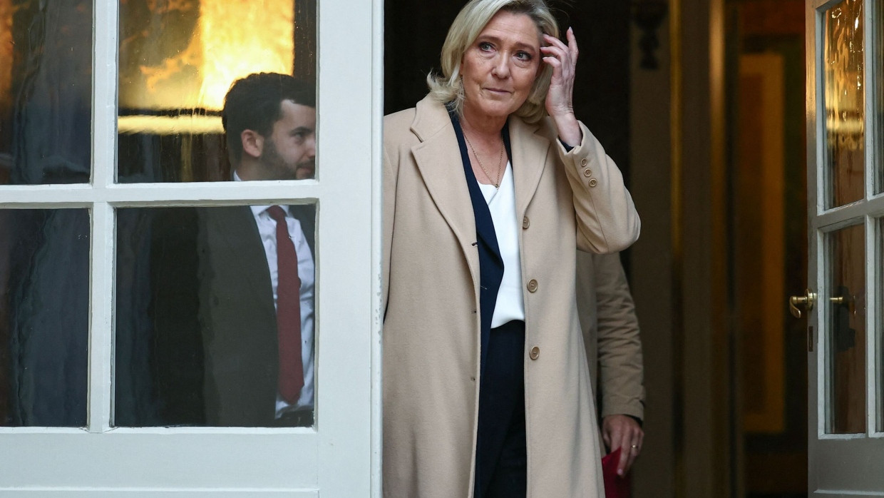 Sie hat es in der Hand: Le Pen verlässt das Pariser Hotel Matignon am 25. November nach einem Treffen mit Barnier.