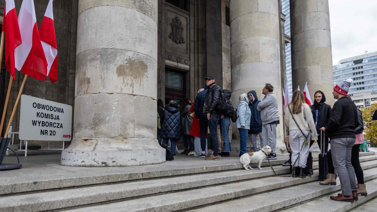 Wähler stehen vor dem Wahllokal im Warschauer Kulturpalast Schlange.