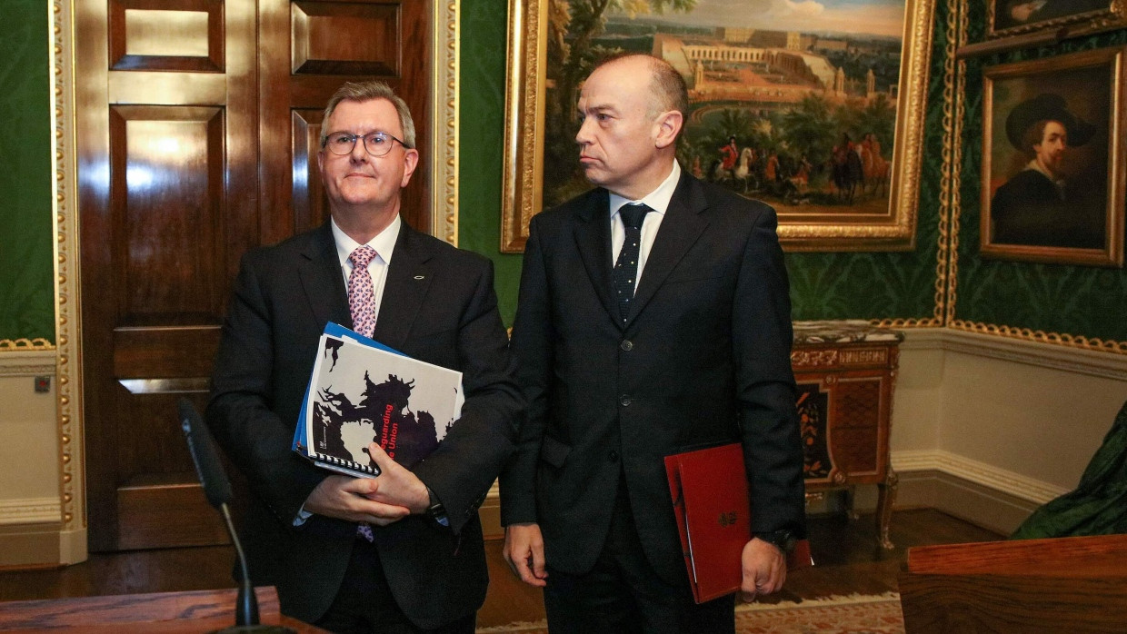 Gibt sich zufrieden: Unionistenführer Jeffrey Donaldson, hier mit Nordirlandminister Chris Heaton-Harris