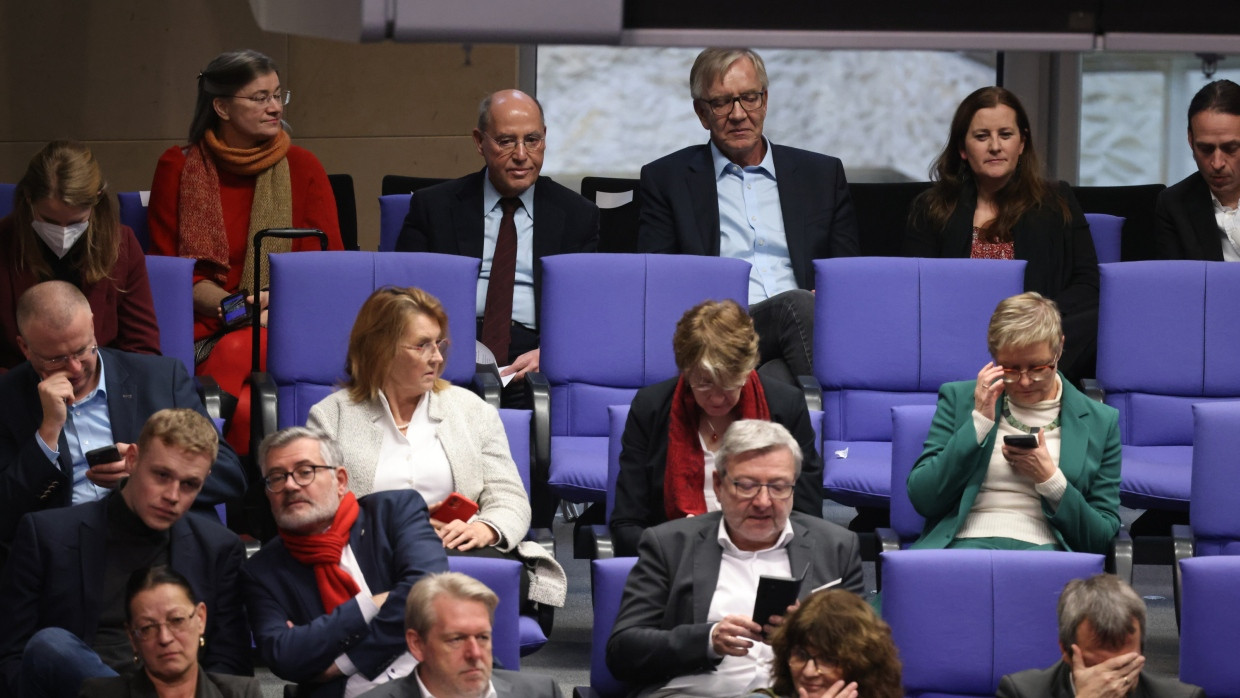 Keine Fraktion mehr: Gregor Gysi, Dietmar Bartsch und Janine Wissler (v.l.) Mitte Dezember im Deutschen Bundestag