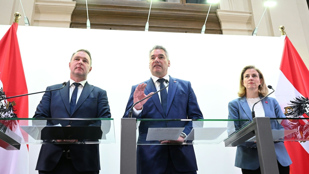 SPÖ-Chef Andreas Babler (l-r), ÖVP-Chef und Bundeskanzler von Österreich Karl Nehammer und NEOS-Chefin Beate Meinl-Reisinger