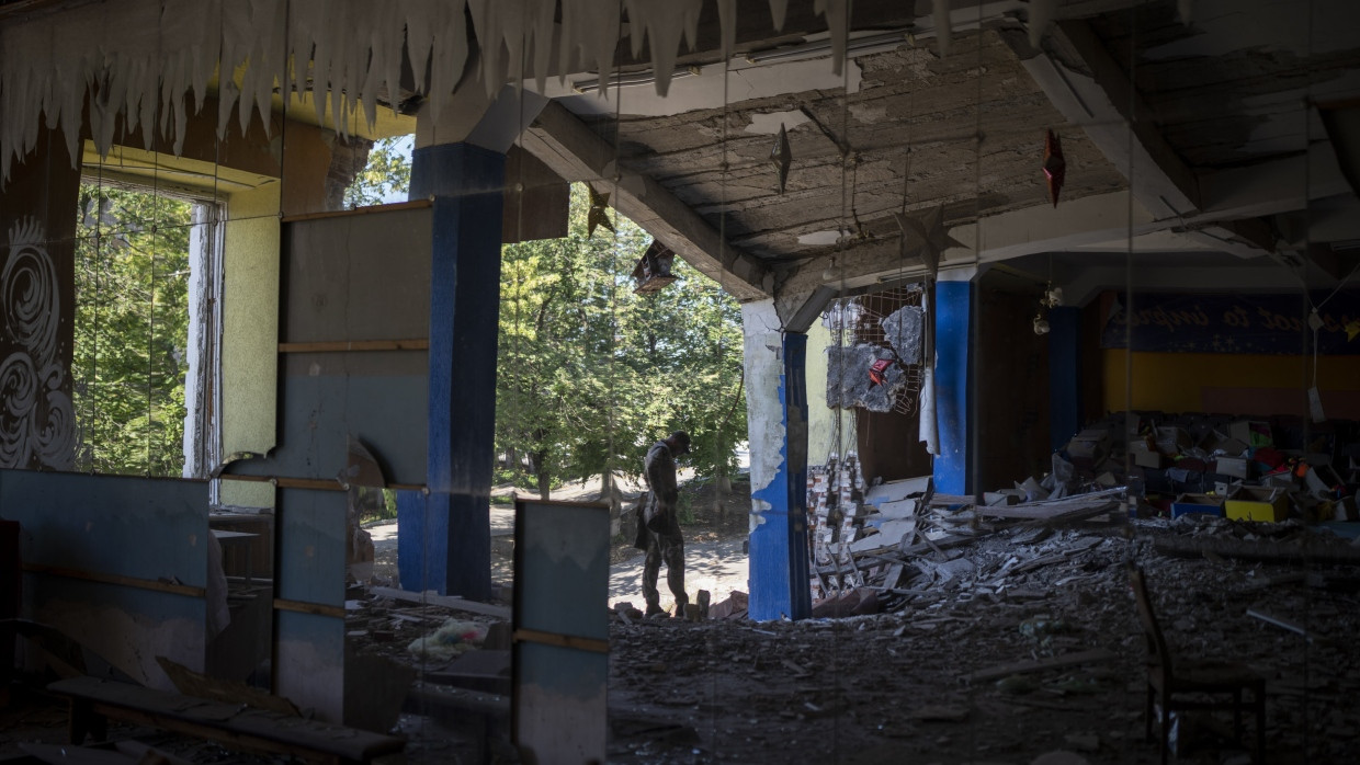 Ein ukrainischer Soldat steht in Kupiansk in einem Tanzsaal, der zuvor bombardiert wurde.