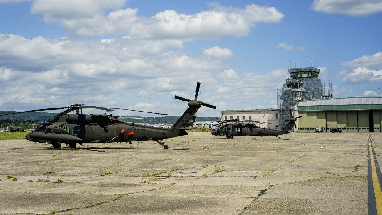 NATO-Stützpunkt: Kampfhubschrauber der US-Army auf dem Flugplatz der Clay-Kaserne in Wiesbaden-Erbenheim.