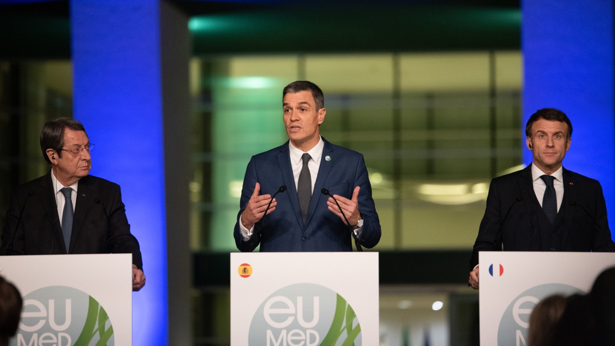 Spaniens Ministerpräsident Pedro Sánchez (Mitte) mit Nikos Anastasiadis (links), Präsident von Zypern und Emmanuel Macron, Präsident von Frankreich