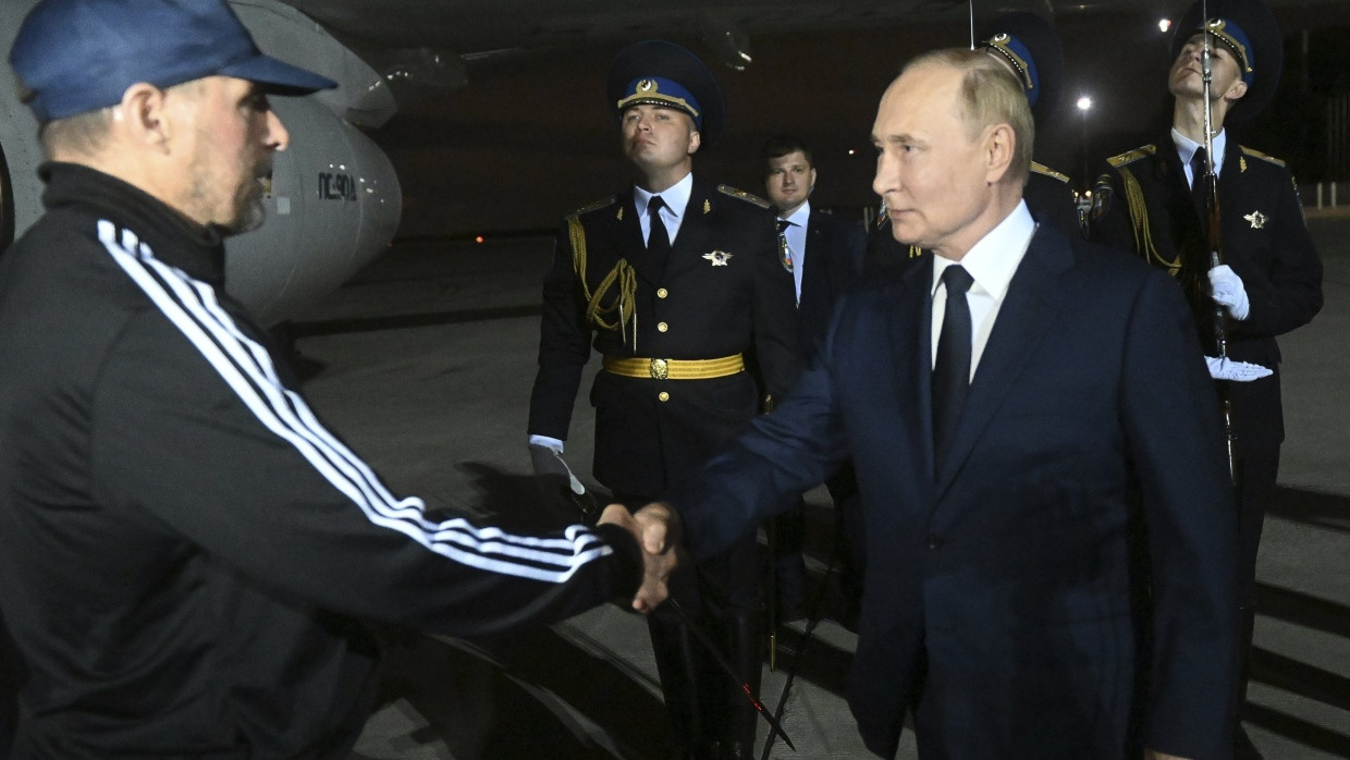 Präsident Putin empfängt den freigelassenen Russen Wadim Krassikow am Moskauer Flughafen Wnukowo.