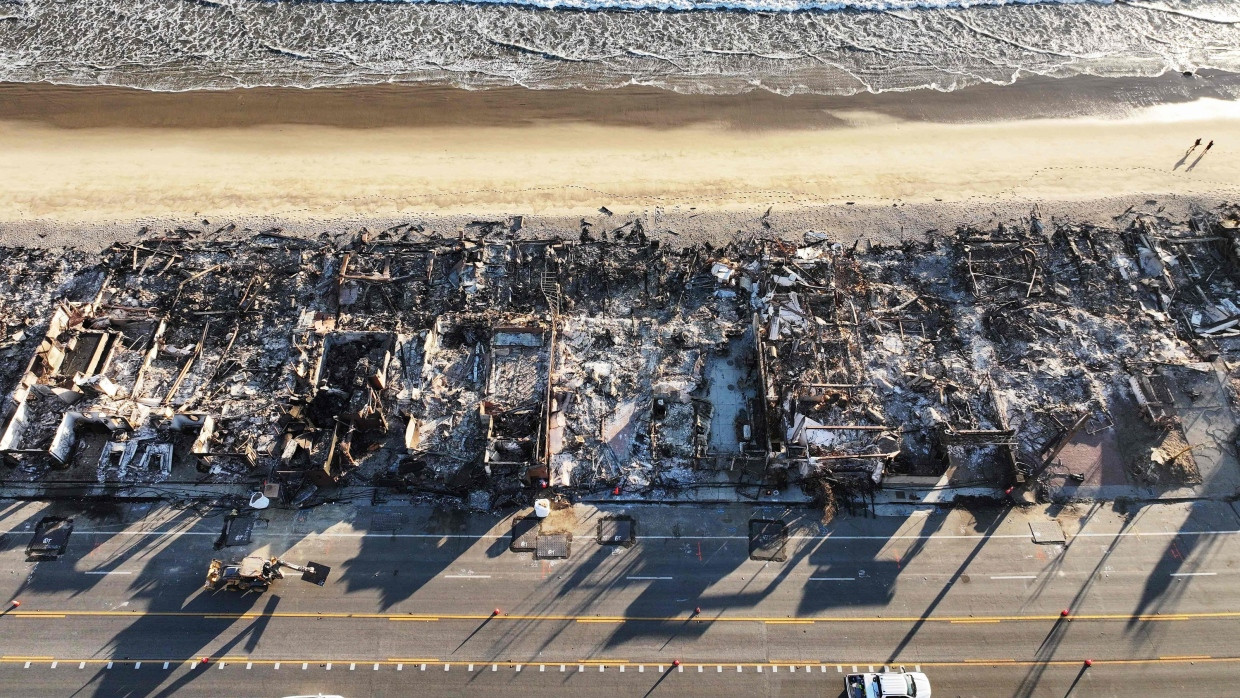 Luftaufnahme der Zerstörung: Häuser am Strand von Malibu