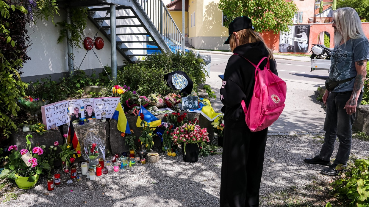 Menschen stehen am 29. April 2024 in Murnau an der Stelle, wo zwei Tage zuvor zwei ukrainische Armeeangehörige mit schweren Stichverletzungen gefunden wurden. Der eine starb noch am Tatort, der andere in einem Krankenhaus.