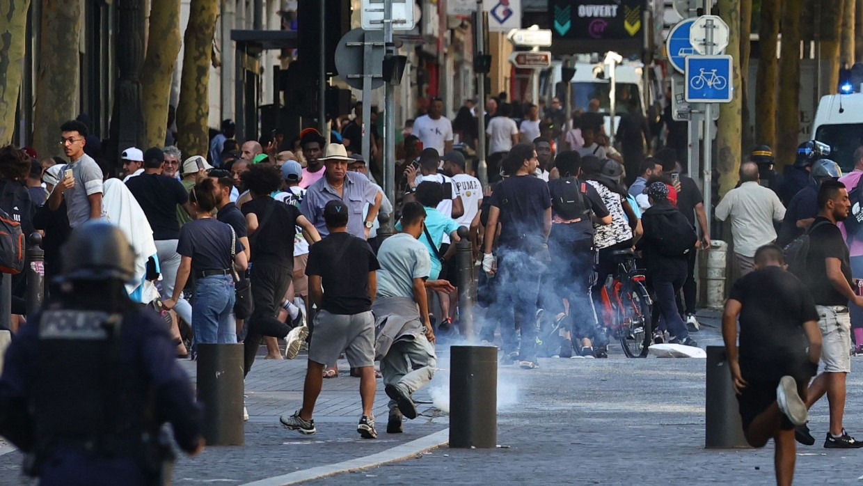 Menschen fliehen vor Tränengas in Marseille, das die Polizei während der Proteste verwendet hat (1.7.23).