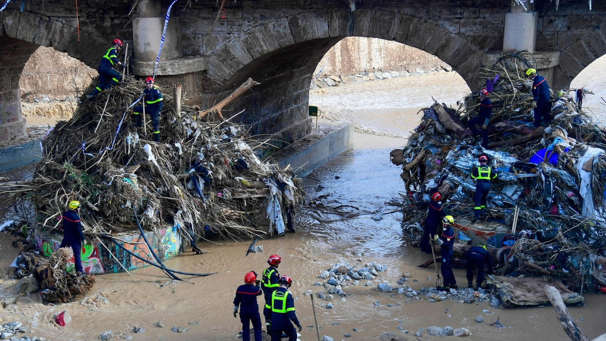 In der Gemeinde Catarroja im Süden der Provinz Valencia arbeiten Einsatzkräfte unter einer Brücke.