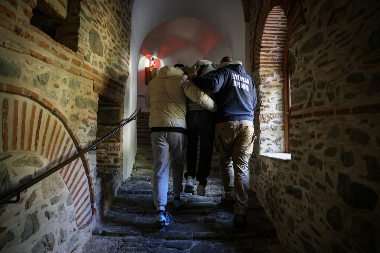 Kameraden helfen dem ukrainischen Soldaten Iwan Kowalyk beim Treppensteigen während ihres Besuchs des Klosters Simonos Petras.