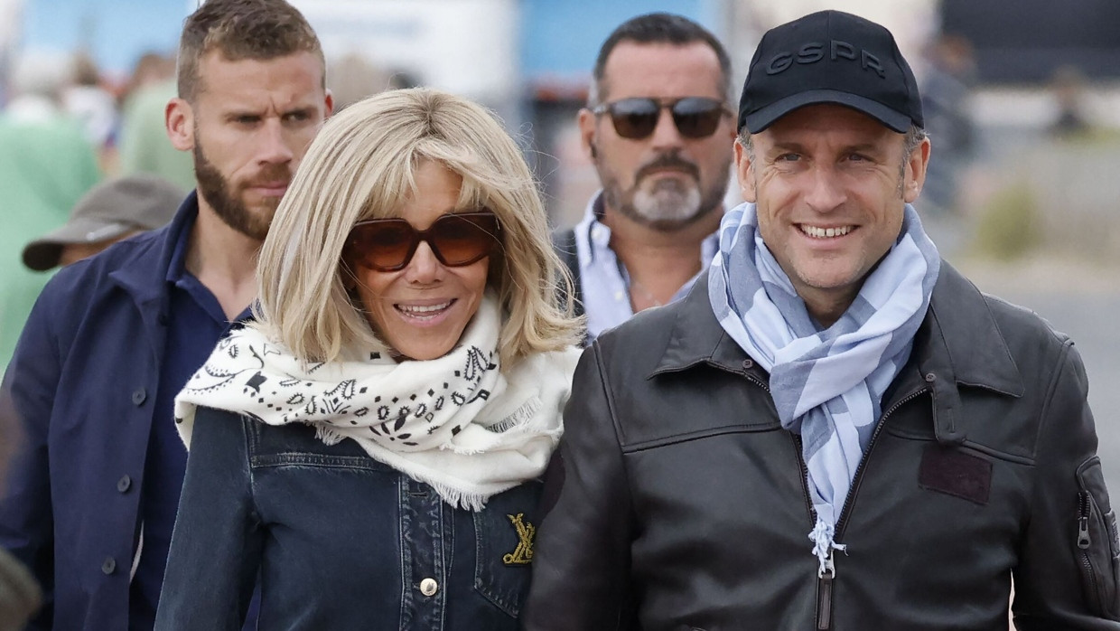 Der Präsident lacht trotz Niederlage: Emmanuel Macron mit Ehefrau Brigitte einen Tag nach der Wahlniederlage in Le Touquet