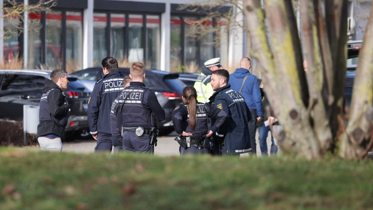 Sankt Leon-Rot: Polizisten in der Nähe des Gymnasiums, an dem das Mädchen tödlich verletzt wurde.