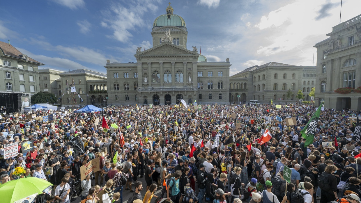 Demonstranten versammeln sich währen der „Nationale Klimademo“ auf dem Berner Bundesplatz.