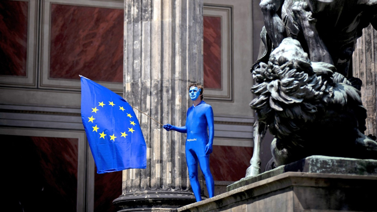 Demonstranten mit EU-Fahne auf der Kundgebung Pulse of Europe am 2. Juni 2024 in Berlin.