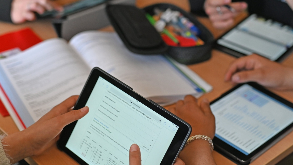 Machen Tablets dümmer? Wissenschaftler warnen vor Digitalisierung in Schulen.