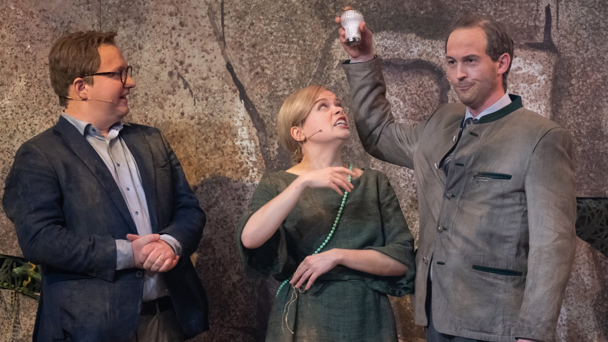 Roland Schreglmann (l-r, als CSU-Generalsekretär Huber), Sina Reiß (als Fraktionsvorsitzende der Grünen im Bayerischen Landtag Schulze) und Stefan Murr (als stellvertretender bayerischer Ministerpräsidenten Aiwanger) treten beim Starkbieranstich auf dem Nockherberg beim Singspiel auf.