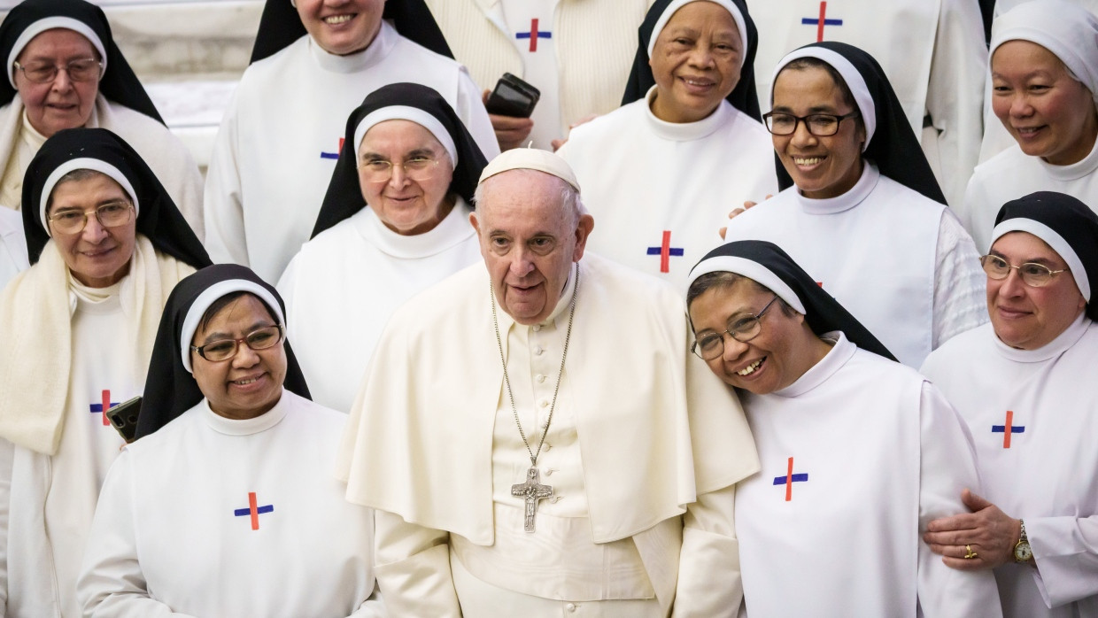 Papst Franziskus nimmt mit Ordensschwestern an der Generalaudienz im Vatikan teil.