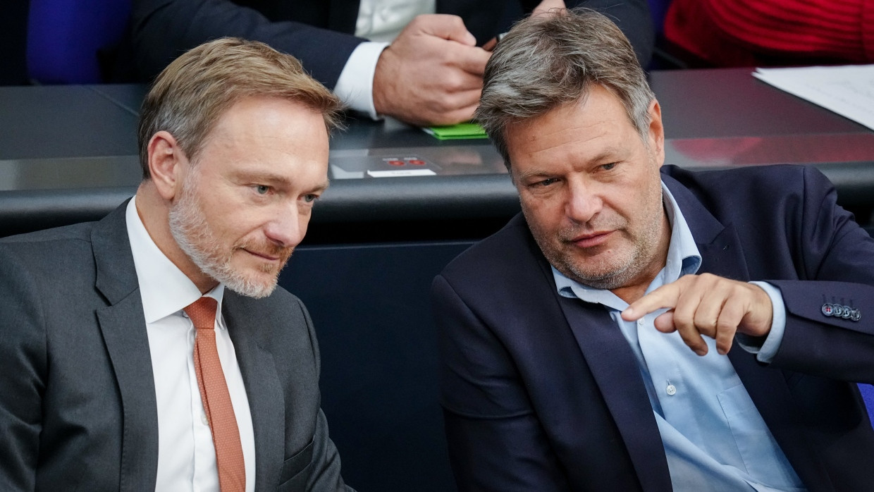 Wer hat den Schwarzen Peter? Christian Lindner (FDP) und Robert Habeck (Grüne) auf der Regierungsbank im Bundestag.