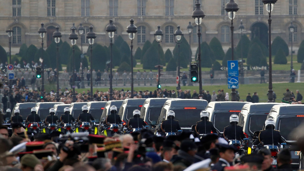 Letzter Tribut: Die französischen Gefallenen aus Mali werden in einem Trauerzug durch Paris gefahren