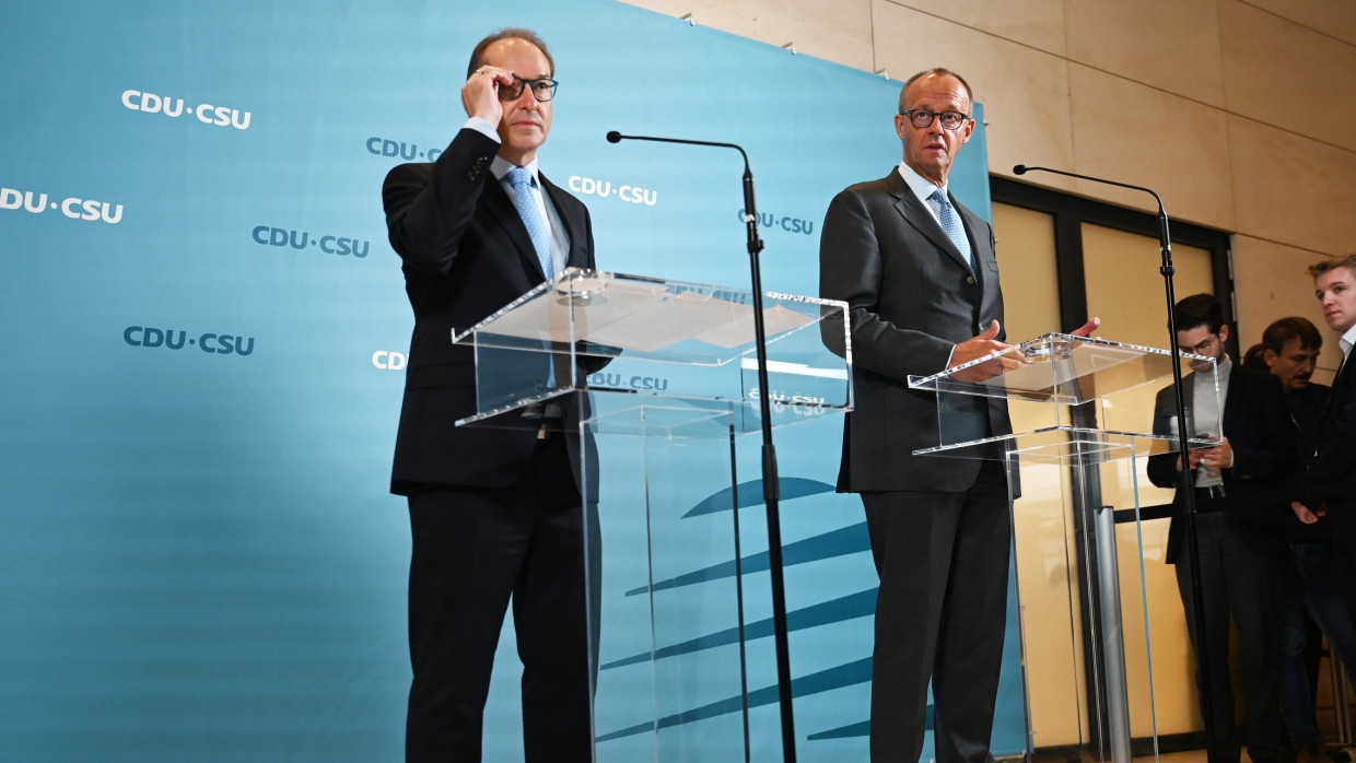 Friedrich Merz (r), Vorsitzender der CDU/CSU-Bundestagsfraktion, und Alexander Dobrindt, Erster stellvertretender Vorsitzender und Vorsitzender der CSU im Bundestag, geben Ende September ein Statement im Reichstag in Berlin.