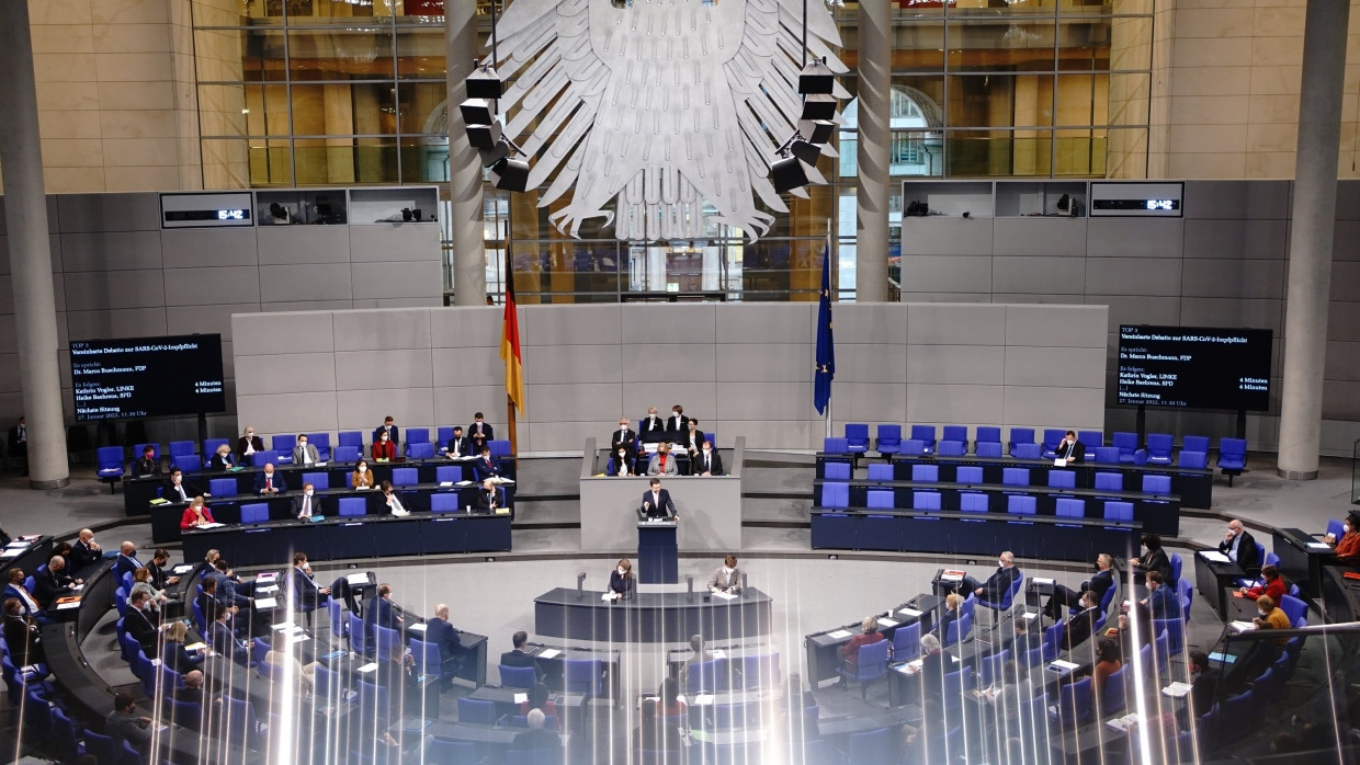 Justizminister Marco Buschmann (FDP) spricht bei der Orientierungsdebatte zu einer Impfpflicht im Bundestag.