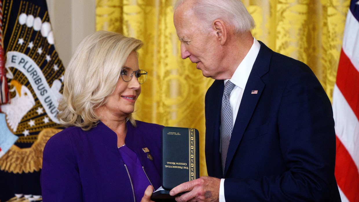 Joe Biden empfängt Liz Cheney im Weißen Haus.