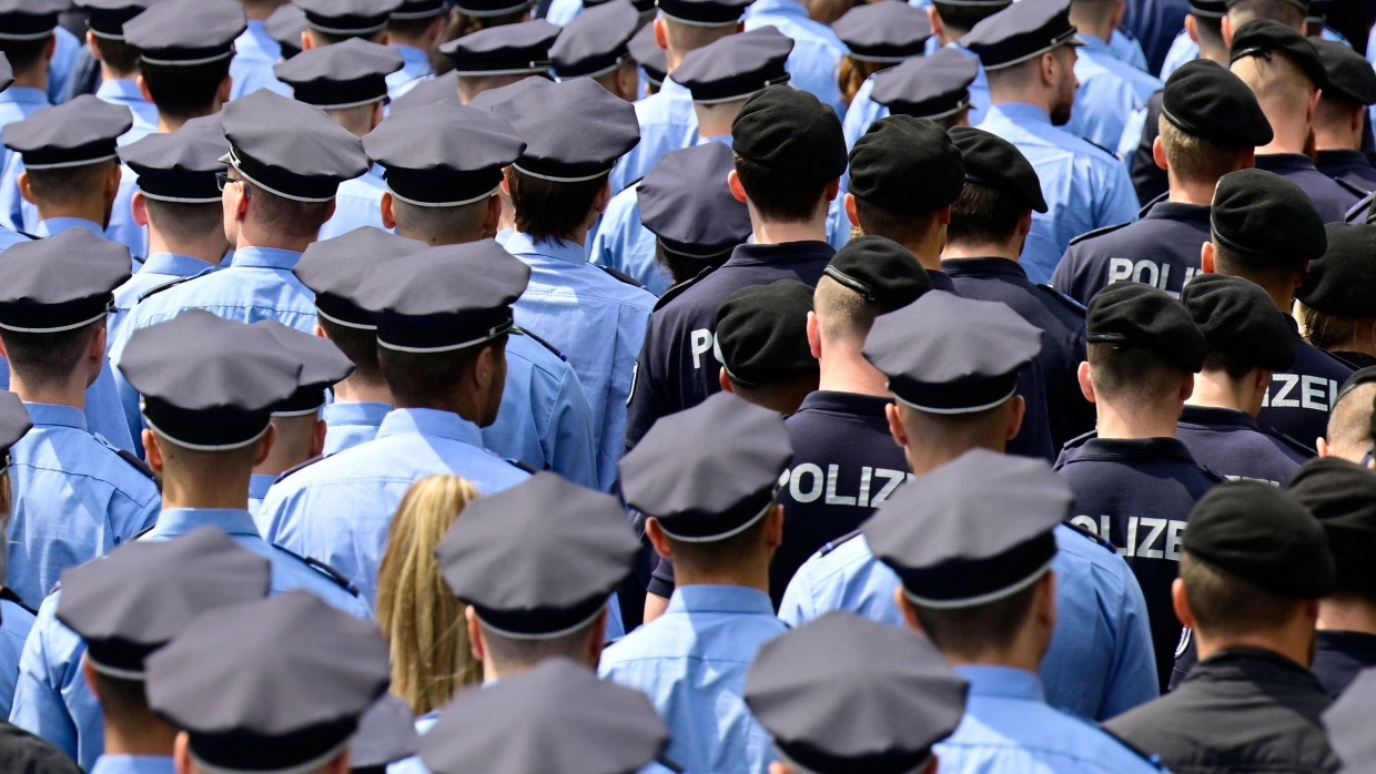 Polizisten in Berlin bei einem Trauermarsch für den in Mannheim getöteten Polizisten Rouven Laur