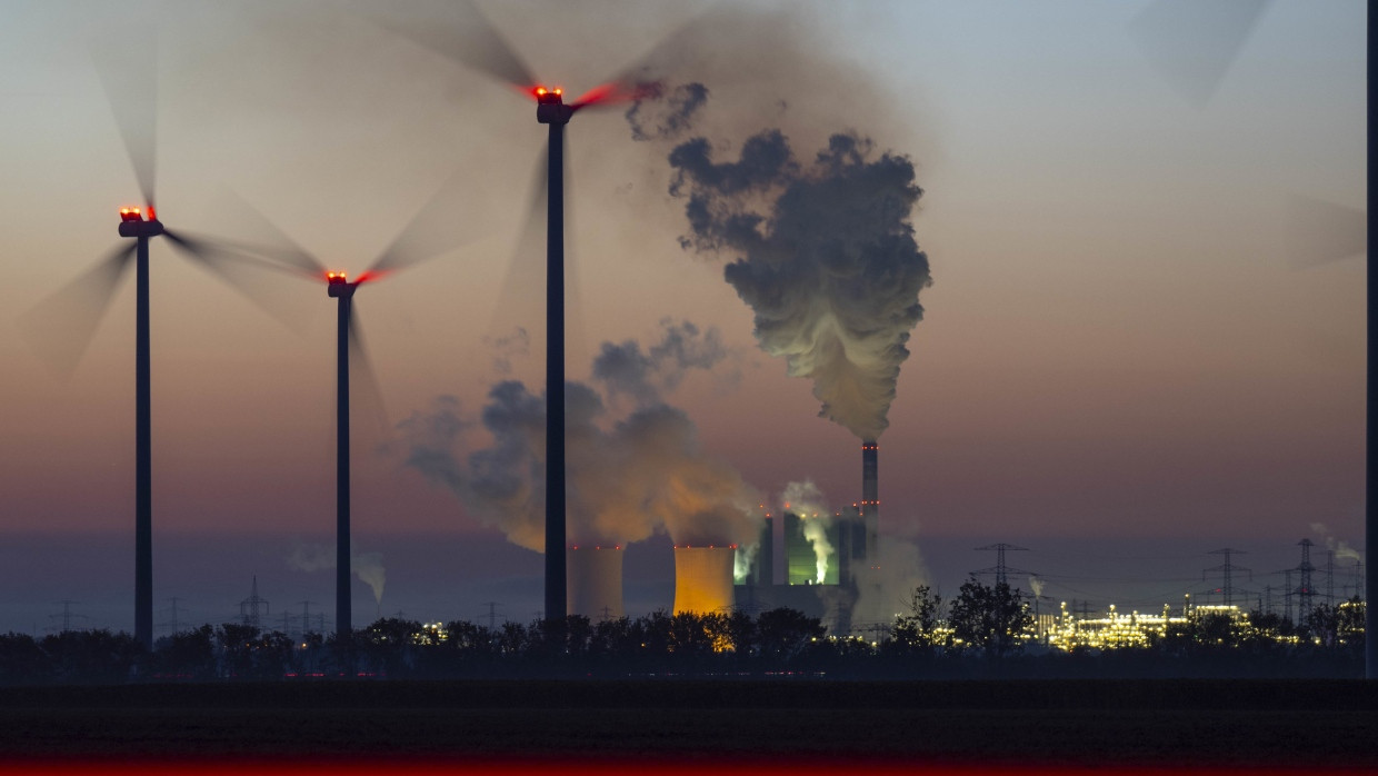 Windräder drehen sich vor dem Braunkohlekraftwerke Schkopau in Sachsen-Anhalt