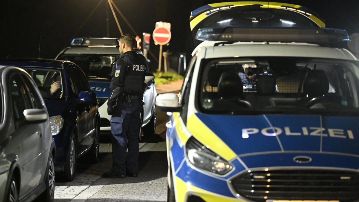 Nordrhein-Westfalen, Aachen: Polizisten kontrollieren Fahrzeuge an der Grenze zu Belgien.