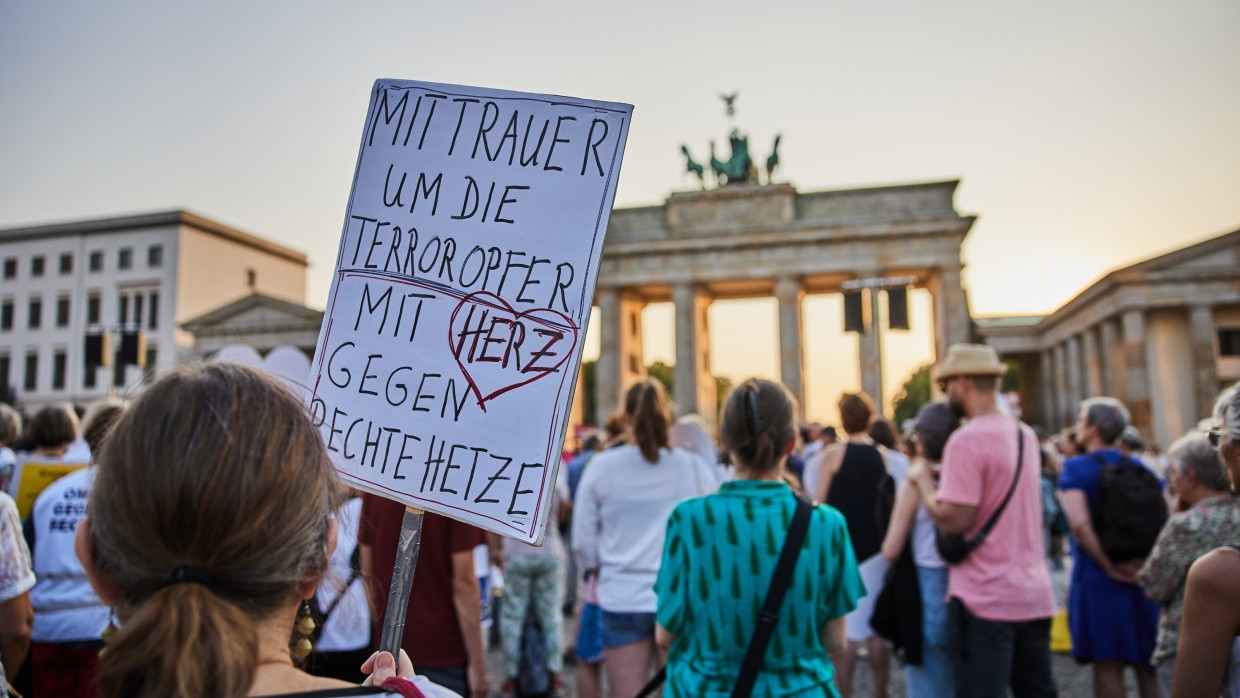 Gedenken an die Opfer von Solingen vor dem Brandenburger Tor