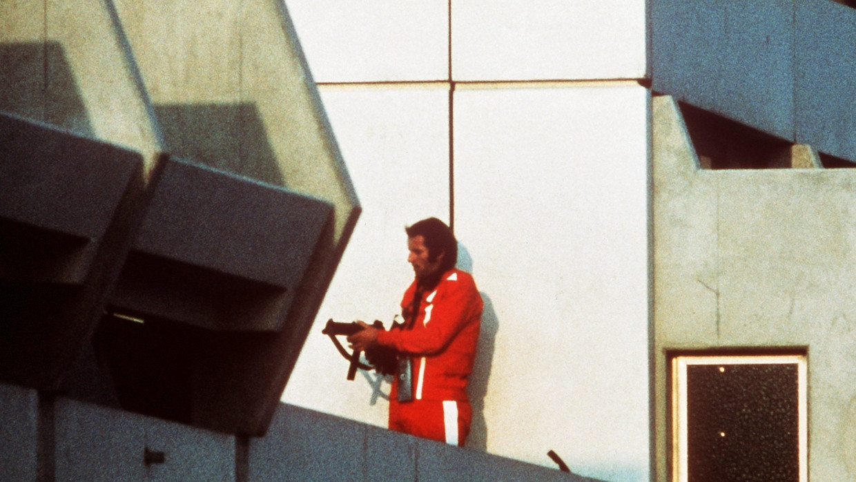 5. September 1972: Ein bewaffneter Polizeibeamter im Trainingsanzug sichert im Olympischen Dorf in München den Block, in dem Terroristen die israelischen Geiseln festhalten.