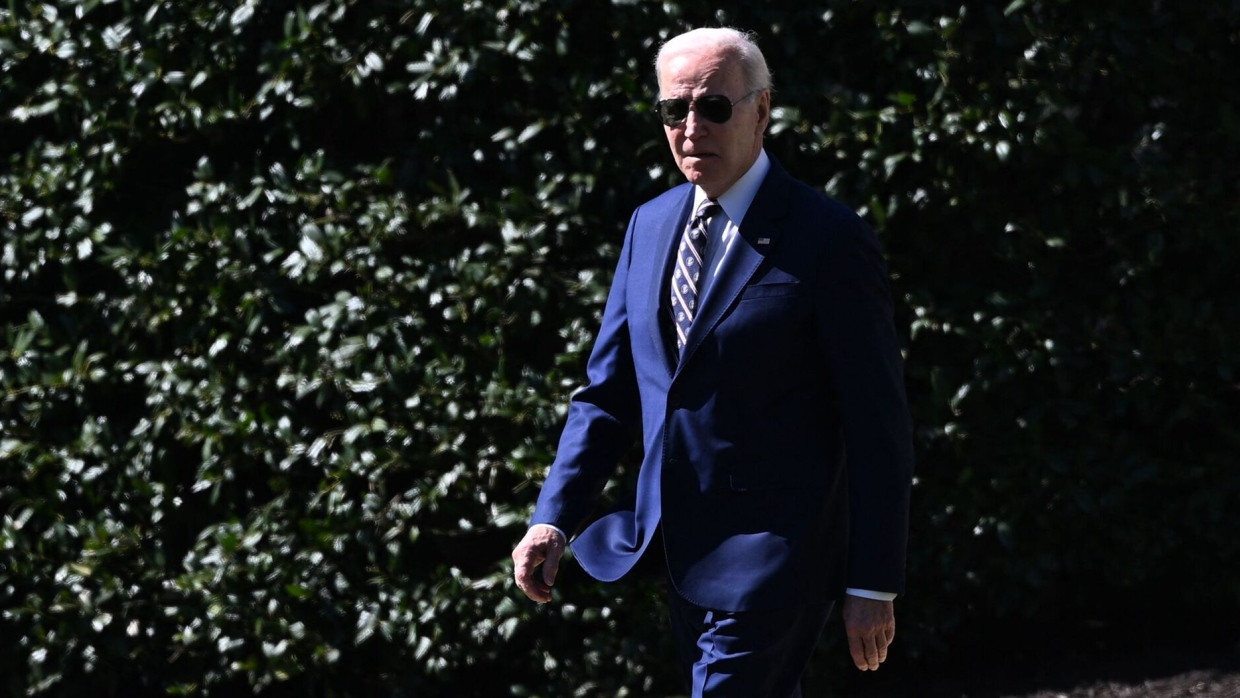 US-Präsident Joe Biden läuft am 9. März über den Rasen vor dem Weißen Haus.