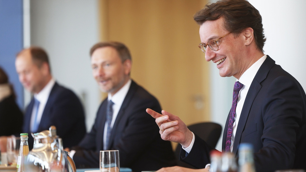 Hendrik Wüst (rechts, CDU), Ministerpräsident von Nordrhein-Westfalen am Kabinettstisch in Düsseldorf mit Finanzminister Christian Lindner (FDP). Im Hintergrund: Joachim Stamm (FDP), NRW-Familienminister.