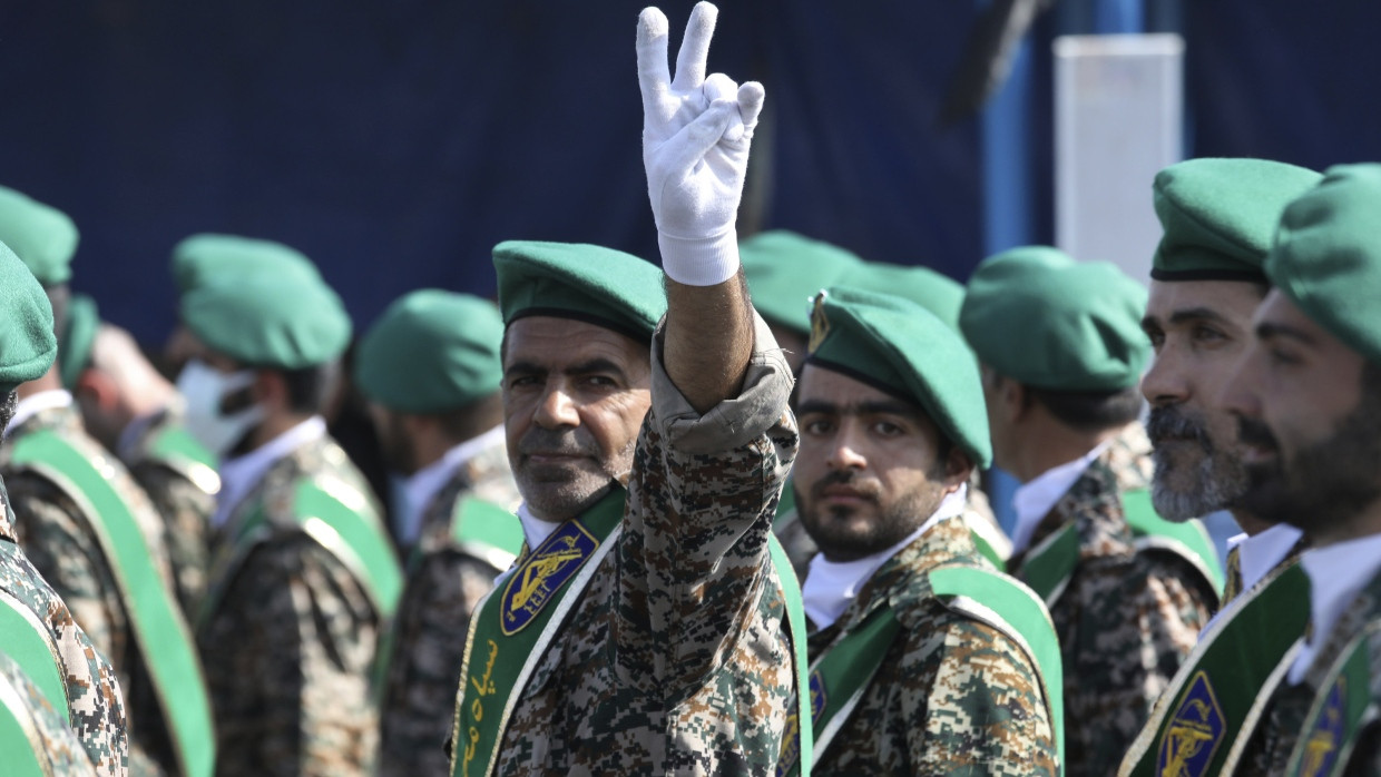 Ein Mitglied der Basidsch-Miliz zeigt am 22.09.22 in Teheran das Siegeszeichen während einer Militärparade zum Jahrestag des Beginns des irakisch-iranischen Krieges 1980.