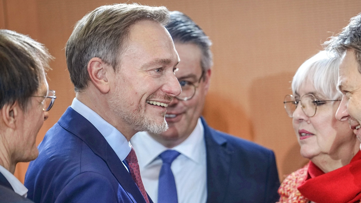 Lob für Claudia Roth und Christian Lindner: Die Interessensverbände bedanken sich bei der Kulturstaatsministerin und dem Bundesfinanzminister, die hier bei einer Kabinettssitzung Ende 2023 zu sehen sind.